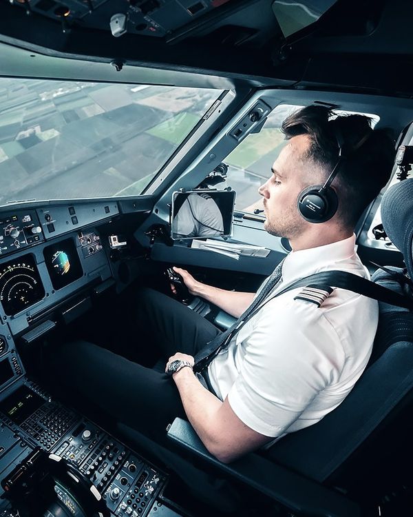 Jan-Lucas Hanke im Cockpit am Steuer