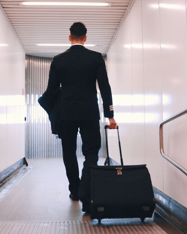 Jan-Lucas Hanke mit Koffer auf dem Weg durch die Fluggastbrücke