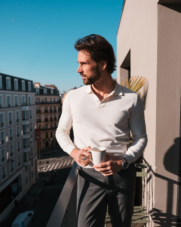 Jan-Lucas Hanke morgens mit Kaffee auf einem Balkon
